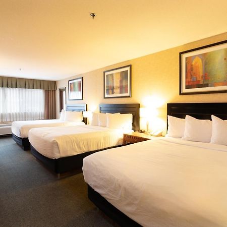 Hotel Kelowna & Conference Centre ภายนอก รูปภาพ