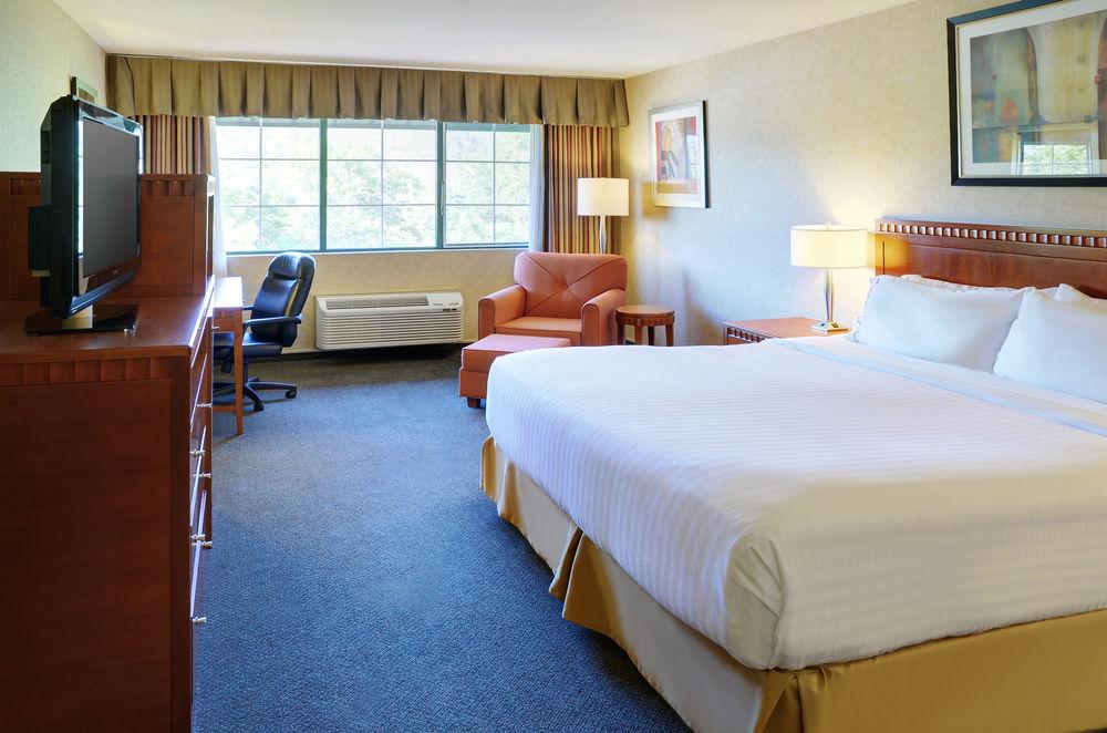Hotel Kelowna & Conference Centre ภายนอก รูปภาพ
