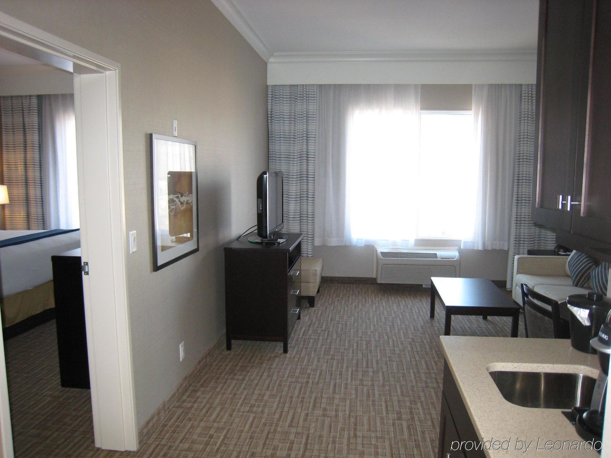 Hotel Kelowna & Conference Centre ภายนอก รูปภาพ