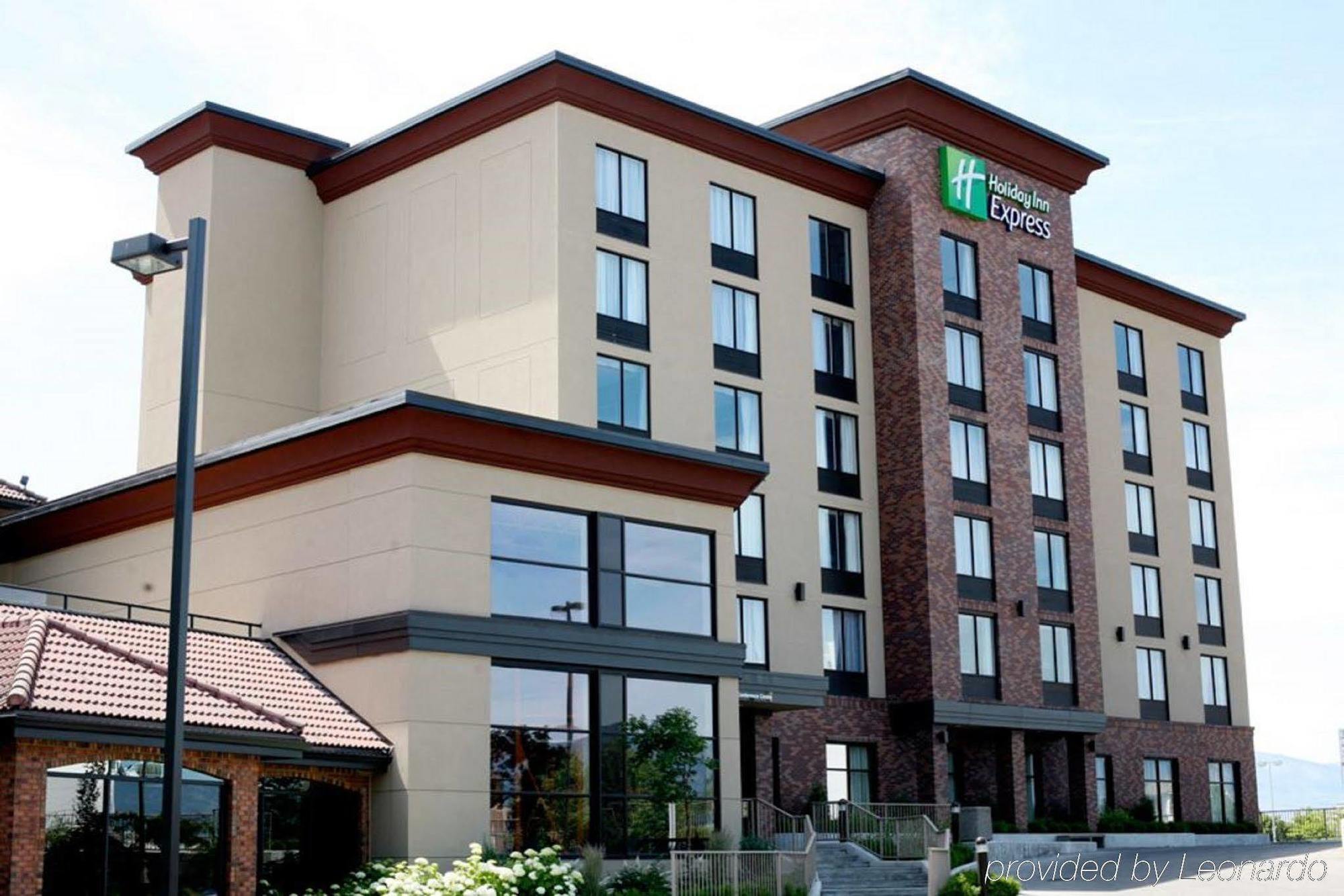 Hotel Kelowna & Conference Centre ภายนอก รูปภาพ