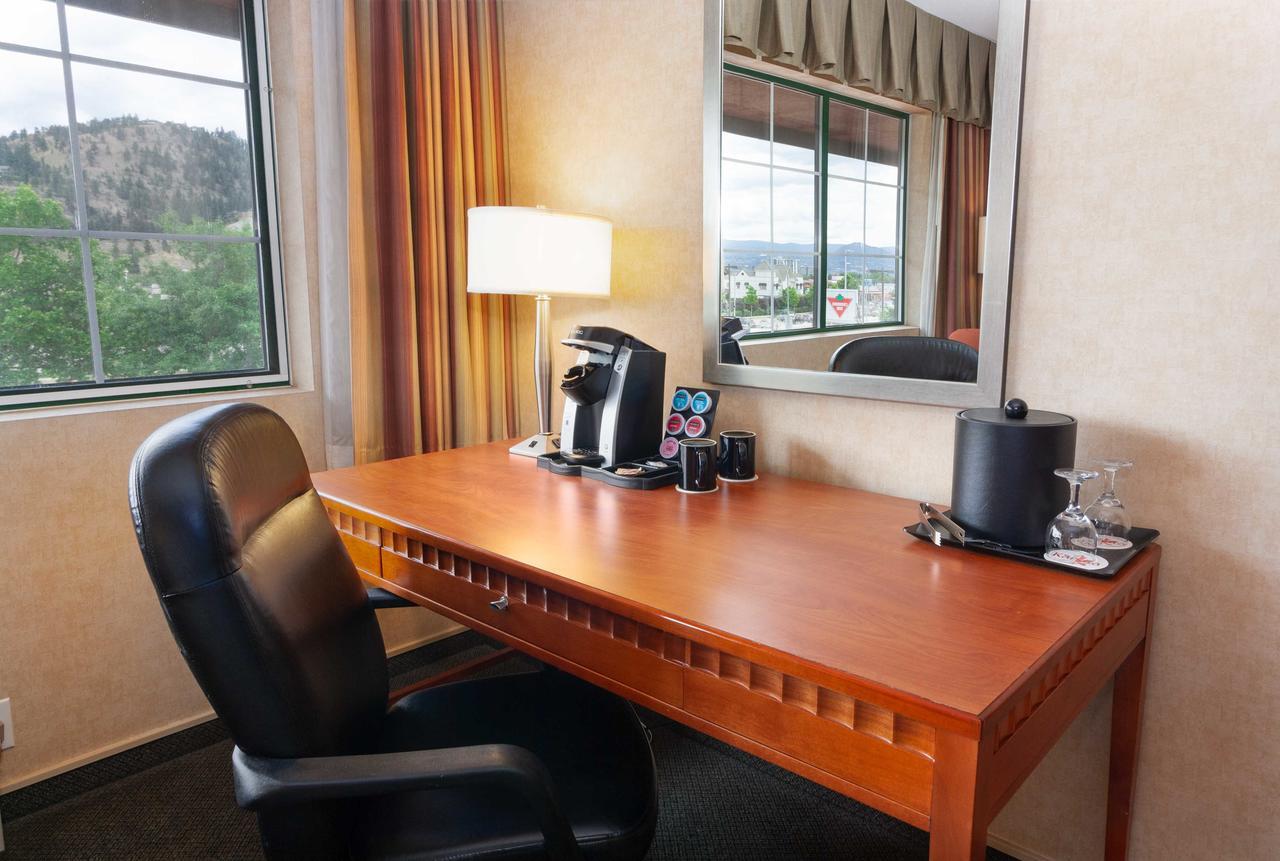 Hotel Kelowna & Conference Centre ภายนอก รูปภาพ