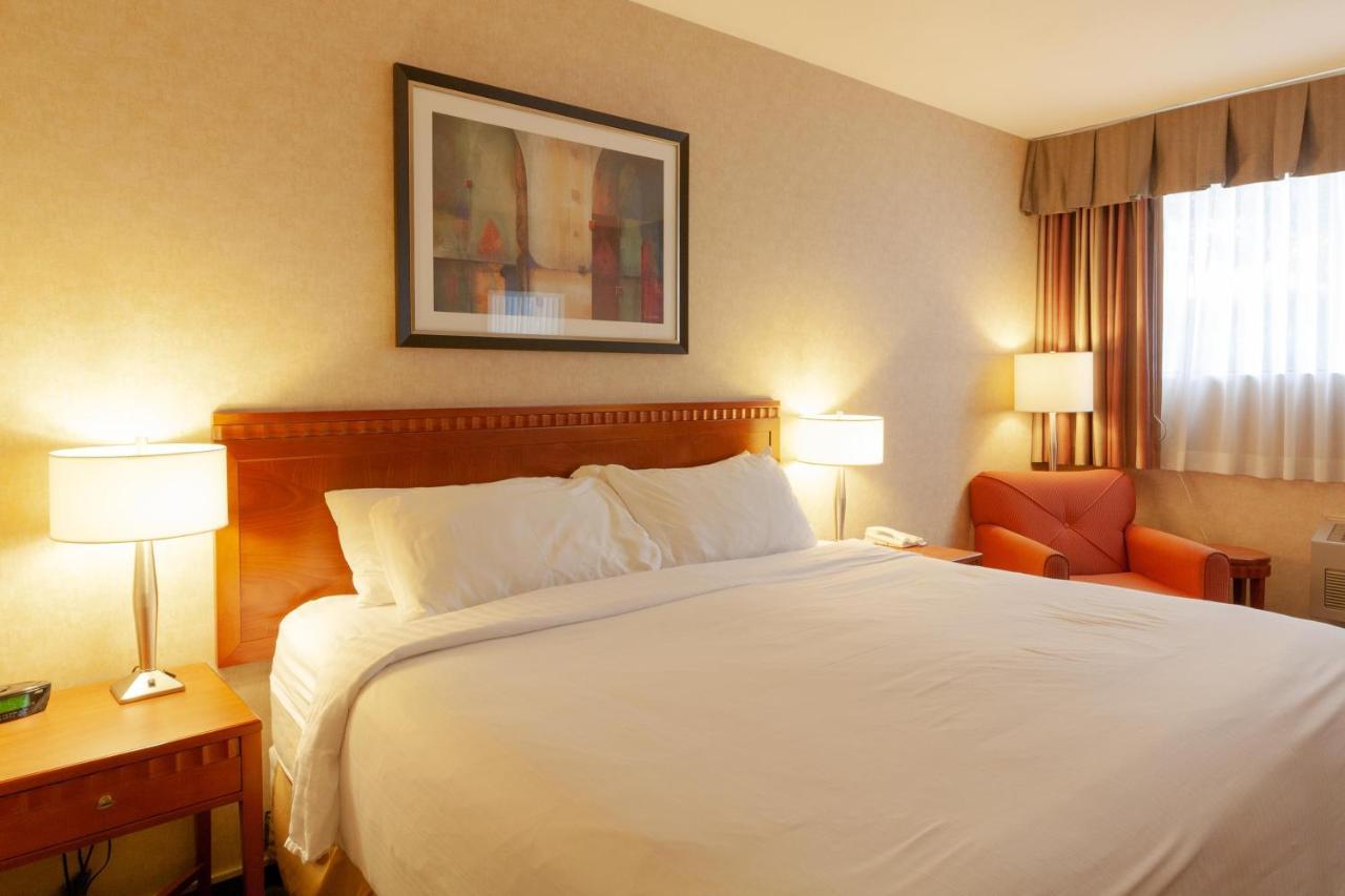 Hotel Kelowna & Conference Centre ภายนอก รูปภาพ