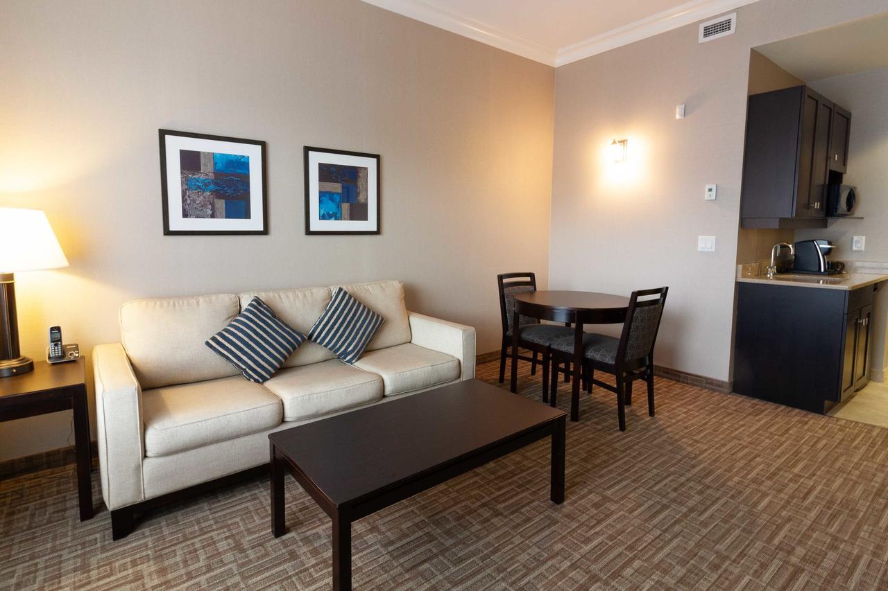 Hotel Kelowna & Conference Centre ภายนอก รูปภาพ