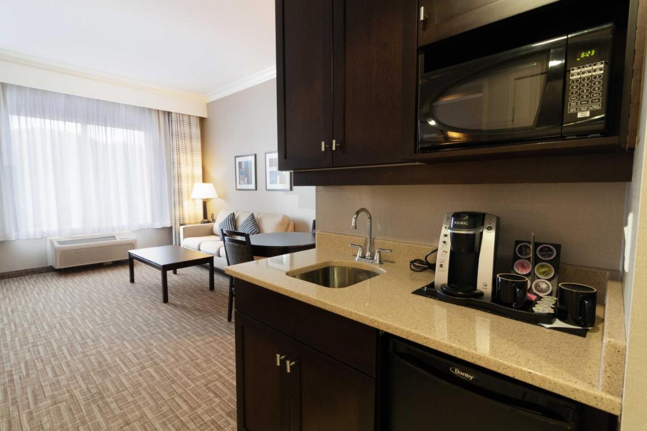 Hotel Kelowna & Conference Centre ภายนอก รูปภาพ