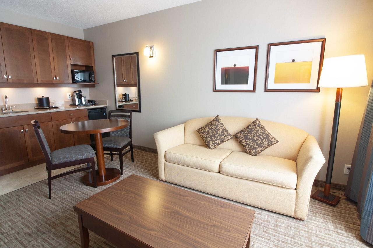 Hotel Kelowna & Conference Centre ภายนอก รูปภาพ