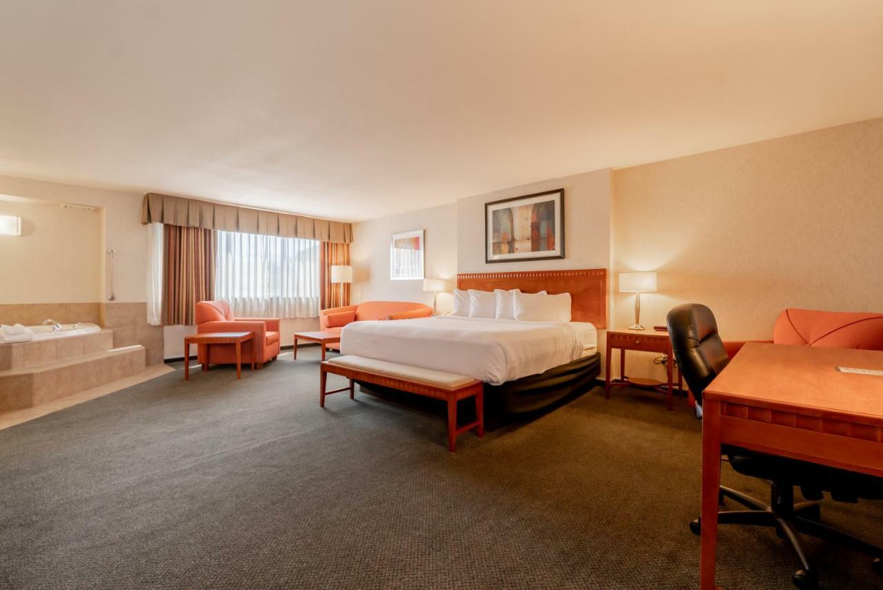 Hotel Kelowna & Conference Centre ภายนอก รูปภาพ