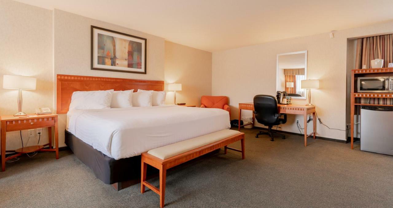 Hotel Kelowna & Conference Centre ภายนอก รูปภาพ