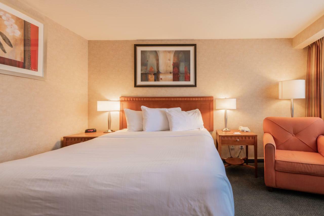 Hotel Kelowna & Conference Centre ภายนอก รูปภาพ