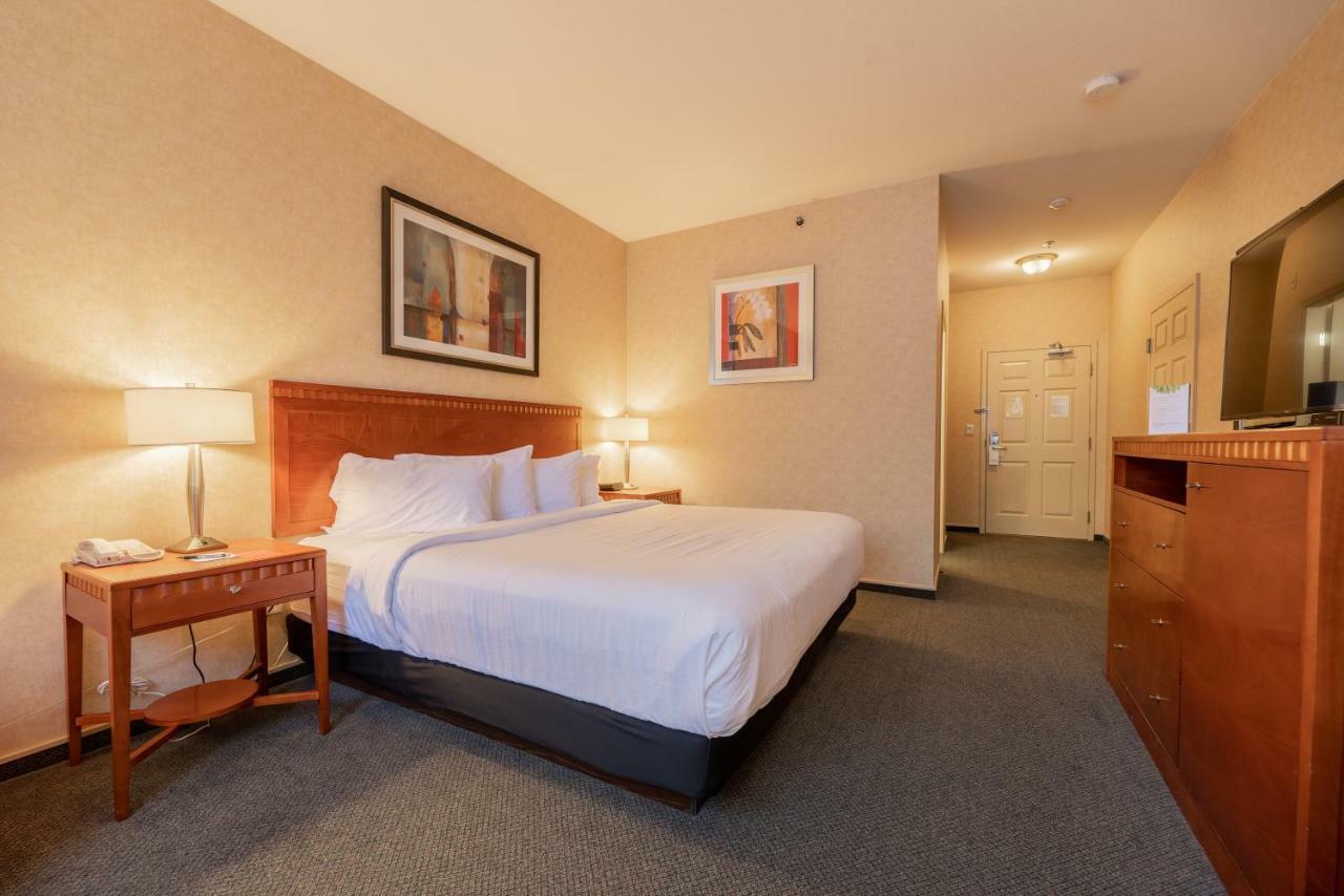 Hotel Kelowna & Conference Centre ภายนอก รูปภาพ