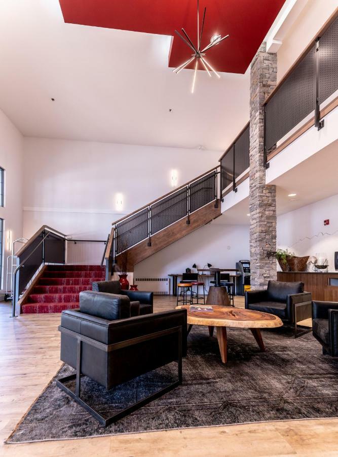 Hotel Kelowna & Conference Centre ภายนอก รูปภาพ