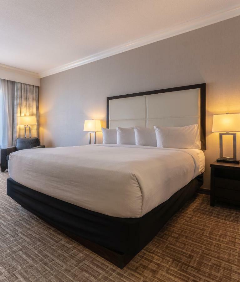 Hotel Kelowna & Conference Centre ภายนอก รูปภาพ