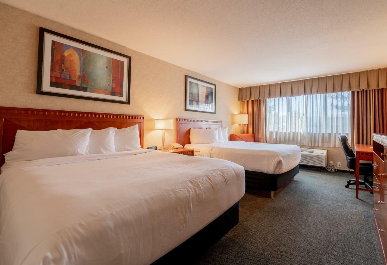 Hotel Kelowna & Conference Centre ภายนอก รูปภาพ