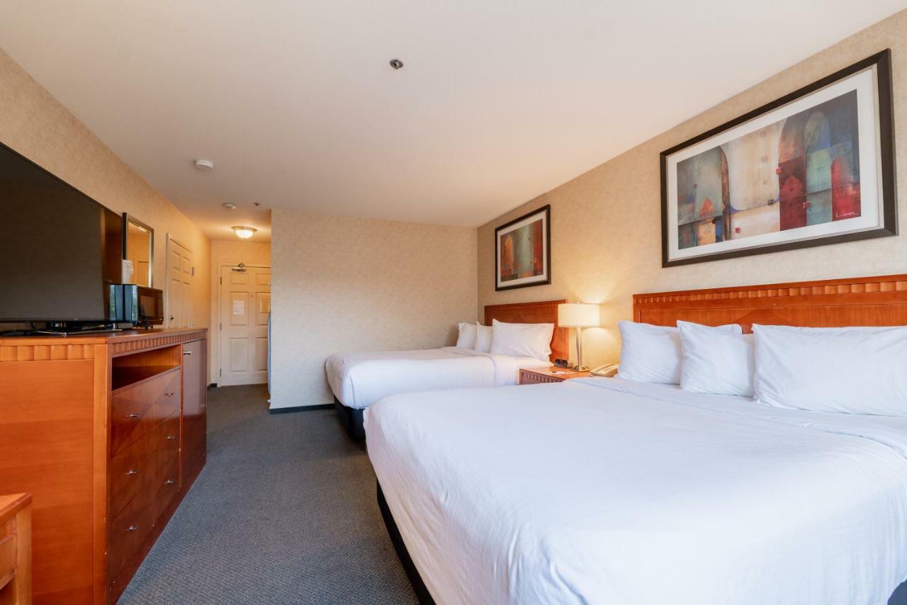 Hotel Kelowna & Conference Centre ภายนอก รูปภาพ