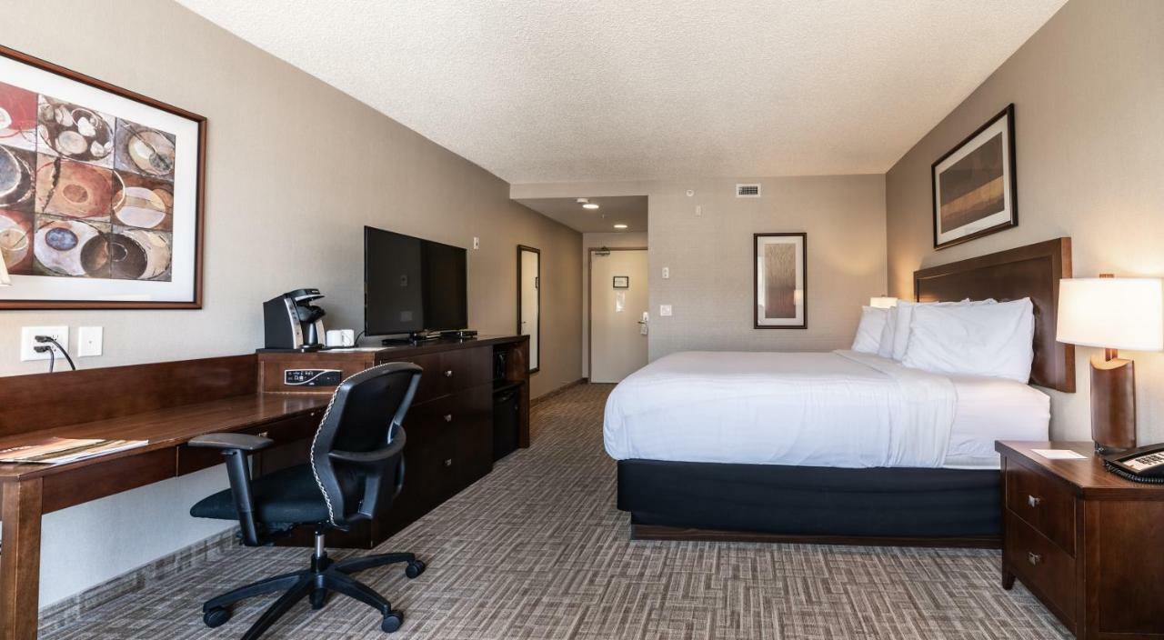 Hotel Kelowna & Conference Centre ภายนอก รูปภาพ
