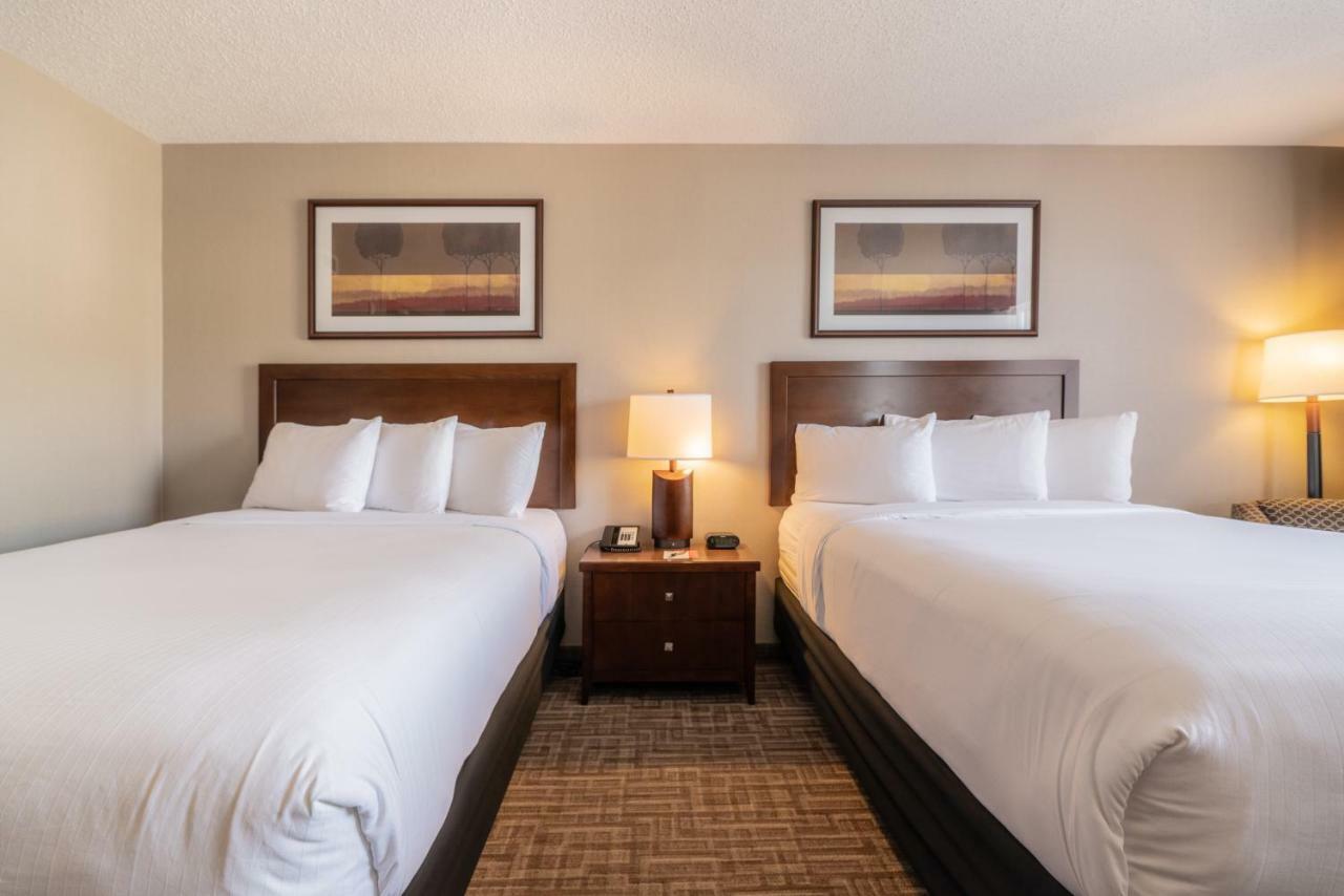 Hotel Kelowna & Conference Centre ภายนอก รูปภาพ