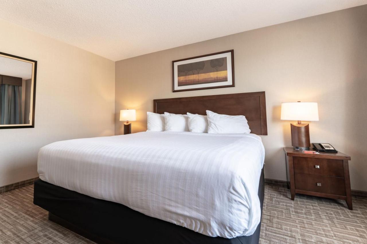 Hotel Kelowna & Conference Centre ภายนอก รูปภาพ