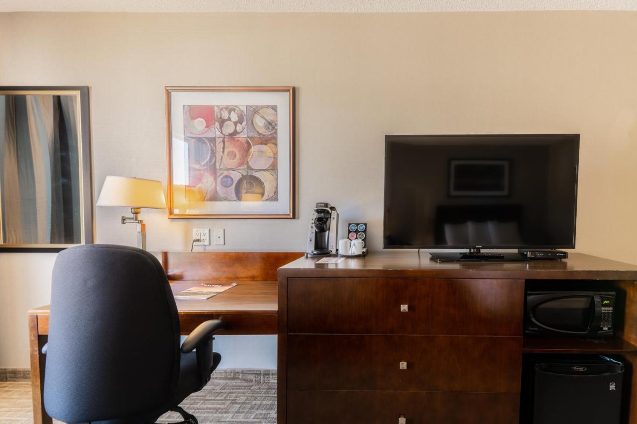 Hotel Kelowna & Conference Centre ภายนอก รูปภาพ